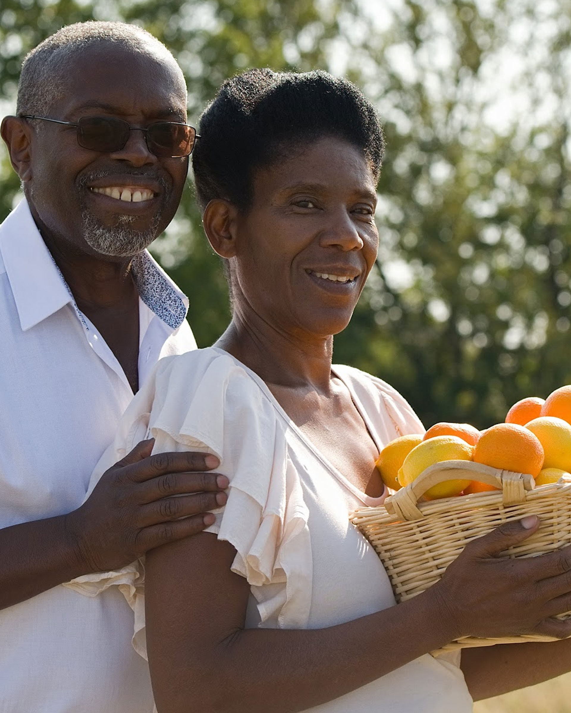 Sam-and-Rowena-with-oranges2