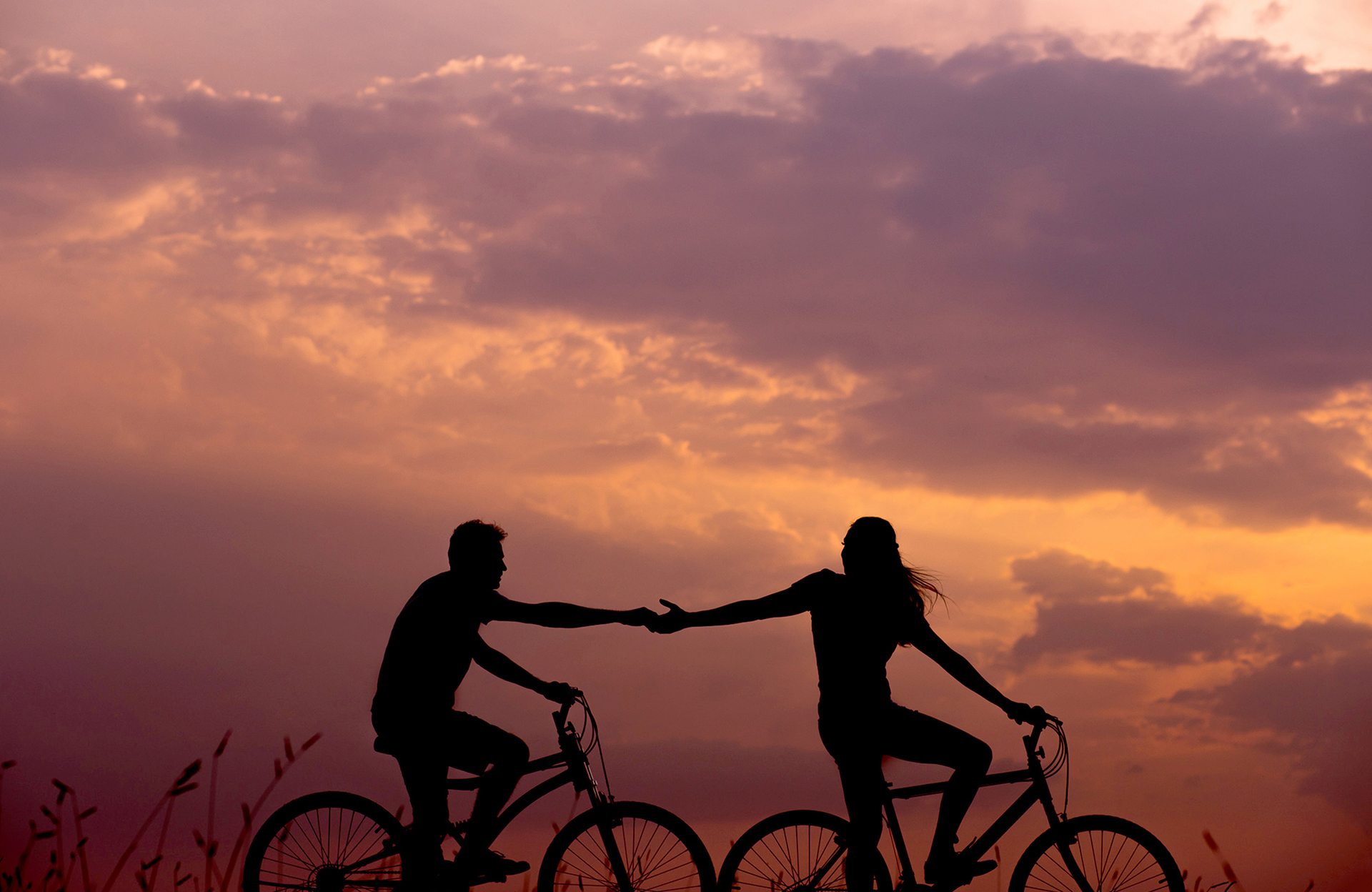 Couple-riding-bikes Couple-riding-bikes